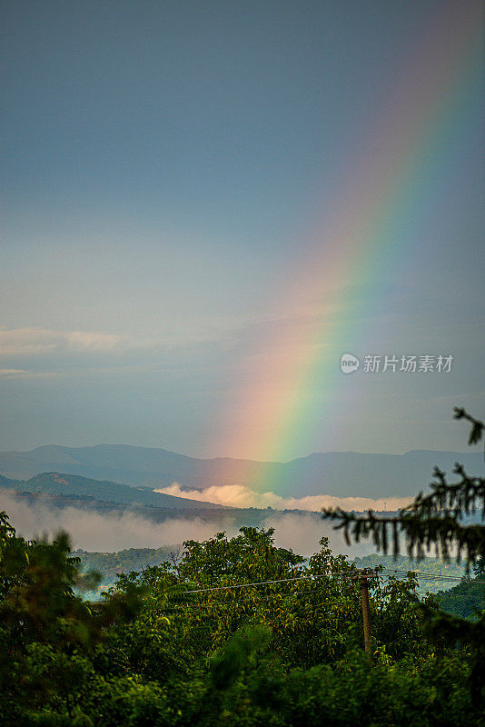 彩虹越过山脉和云层，Stara Planina或老山，塞尔维亚